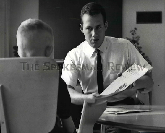 1965 Press Photo Smith Hogsett Jr. of Spokane, researches mental illness