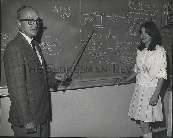1966 Press Photo Tennis coach, LaVerne Mabbot, teaches U.S. History