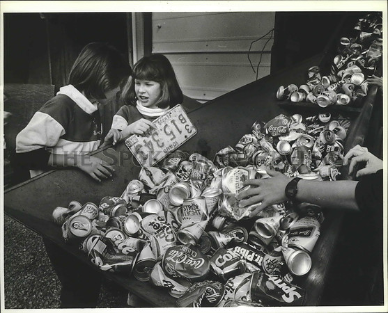 1987 Press Photo Stacy Withrow and classmate feed cans at Earthworks Recycling
