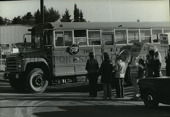 1979 Press Photo Strikers next to school bus