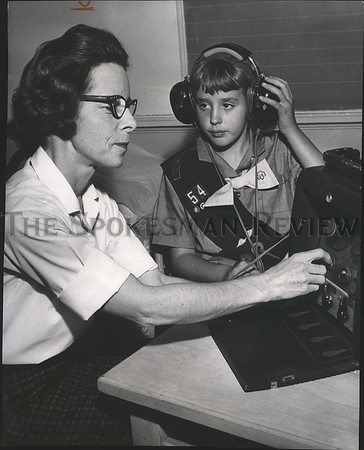1965 Press Photo  Jean Williams-School District 8 nurse checks Barbara Rader