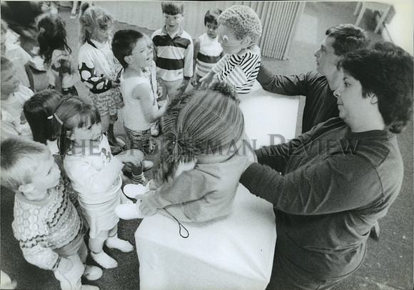 1991 Press Photo Puppeteer Gary Day teach CDA pre-schoolers about epilepsy