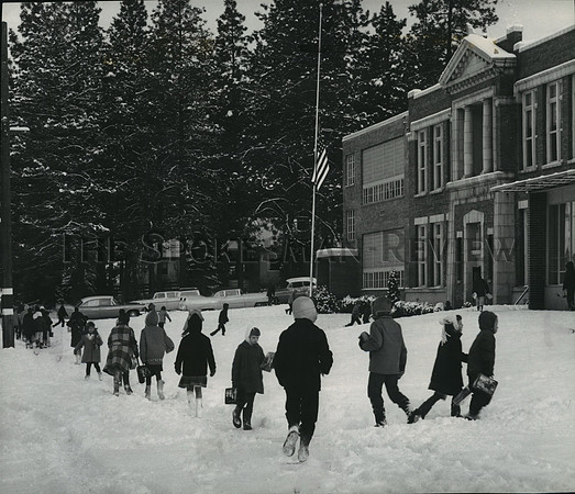 1963 Press Photo Students play in the snow, Browne School, Spokane