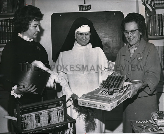 1965 Press Photo Mrs Stephen Carkeep Quota Club pres & Sr Antonia accepts gifts