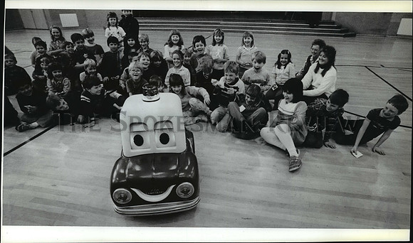 1987 Press Photo Spokane Co. sheriff Patricia Danner with Broadway School kids