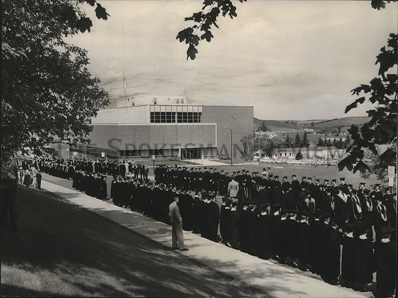 1959 Press Photo Graduates outside of Library at University of Idaho Campus