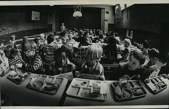 1989 Press Photo Grant School First Graders having lunch at the school cafeteria