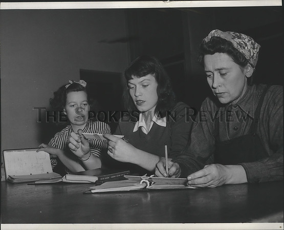 1944 Press Photo Women students at the Spokane Trade School's Electronics class