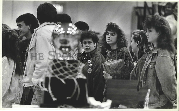 1988 Press Photo Shadle Park High School students view the AAA Basketball trophy