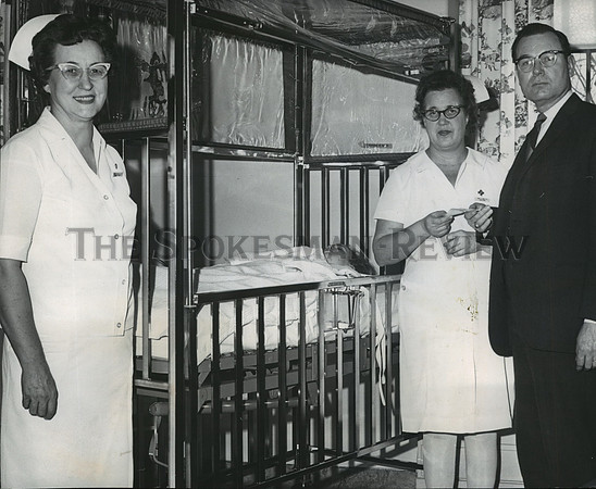 1969 Press Photo St Luke's Nursing Sch Alumnae gifts pedia bed to St Luke's Hosp