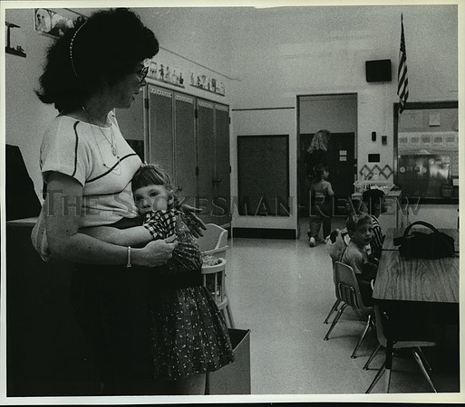 1988 Press Photo Madison first time student Helen Deitering hugs her mom, Cheryl