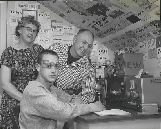 1962 Press Photo Loren McKnight, North Central track, at ham radio with folks