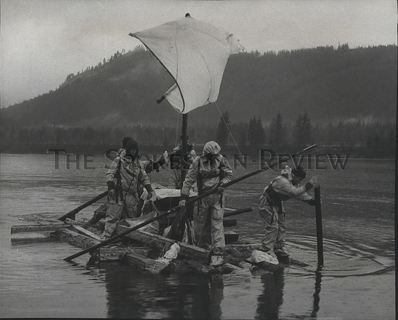 1966 Press Photo Survival School instructor-trainees on raft, Pend Oreille River