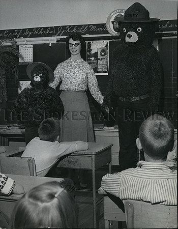 1964 Press Photo Smokey The Bear & cub give fire safety lecture at Hutton School