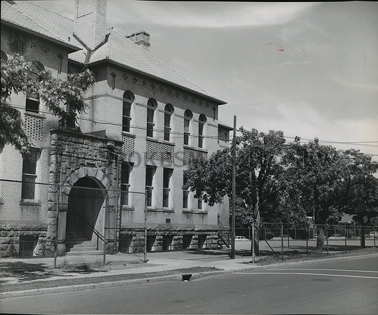 1965 Press Photo Front of Washington School building