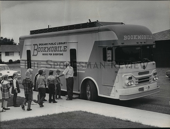 1969 Press Photo Spokane Public Library bookmobile began service to community