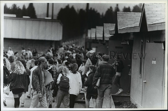 1992 Press Photo Students leave portable classrooms, Coeur d'Alene High School