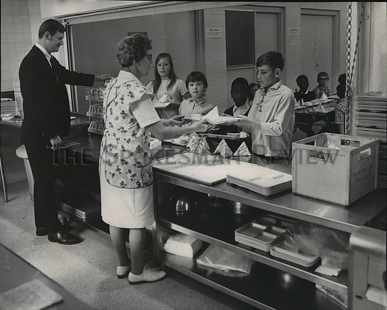 1969 Press Photo Food Supervisor Walter Ruffles at cafeteria of Bancroft School