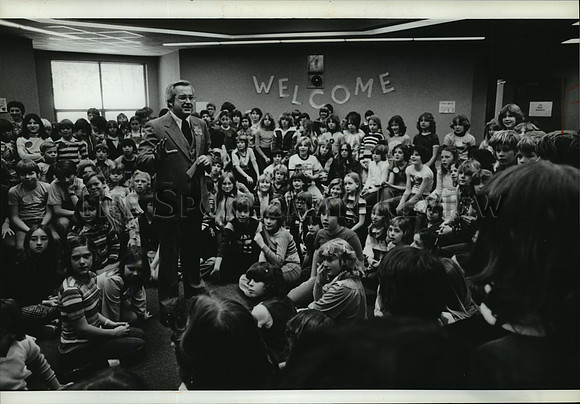 1979 Press Photo Principal Warren welcomes kids at Colbert Elementary School