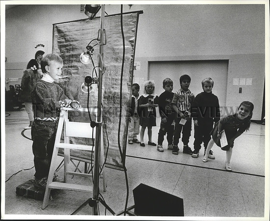 1990 Press Photo Students at a picture taking in the Coeur d'Alene School areas