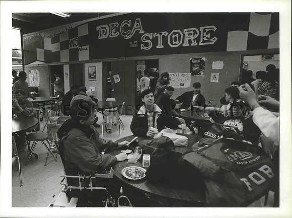 1992 Press Photo University High School built in 1962-needs more improvements