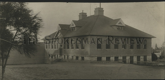 1905 Press Photo School that received a grant for playground from Mrs F.L. Clark
