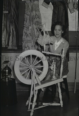 1942 Press Photo Beverly Osborne operates the old time spinning wheel
