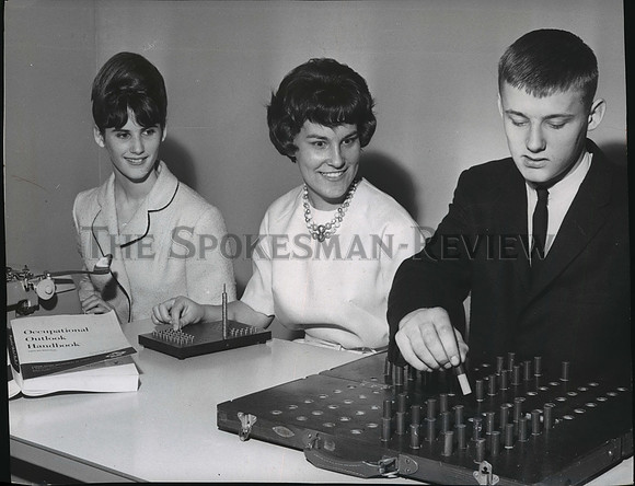 1964 Press Photo Barbra Rae and Spokane seniors take aptitude test