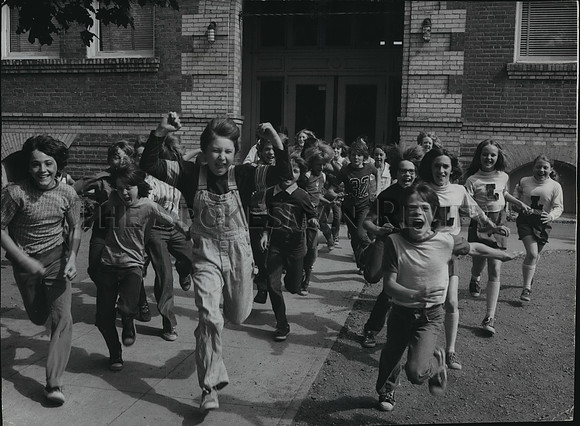 1975 Press Photo Kids run out of school on last day at Logan Elementary