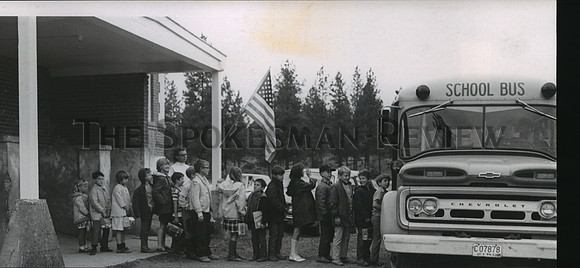 1970 Press Photo Great Northern School students boarding bus