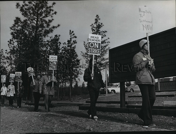 1974 Press Photo Mead High School Teachers Picket in Spokane