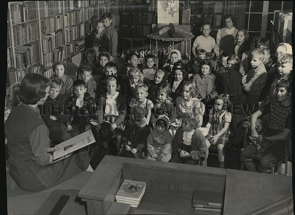 1953 Press Photo Spokane Libraries-Mrs Sprague & children at Hillyard branch