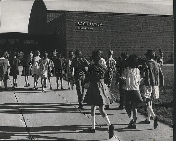 1968 Press Photo Students walk into Sacajawea Middle School