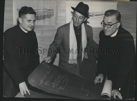 1964 Press Photo Bing Crosby and Gonzaga head inspect library plans