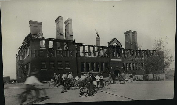 1926 Press Photo People on bikes in front of Lincoln School