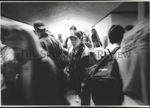 1993 Press Photo Crowded Coeur d'Alene High School hallway