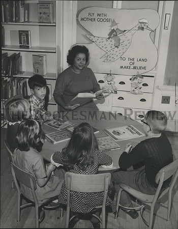 1967 Press Photo Mrs. Robert Johnson-Stevens School librarian reads a story