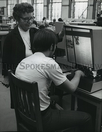 1971 Press Photo N.C. librarian Naomi Durkee helps a student use microfilm