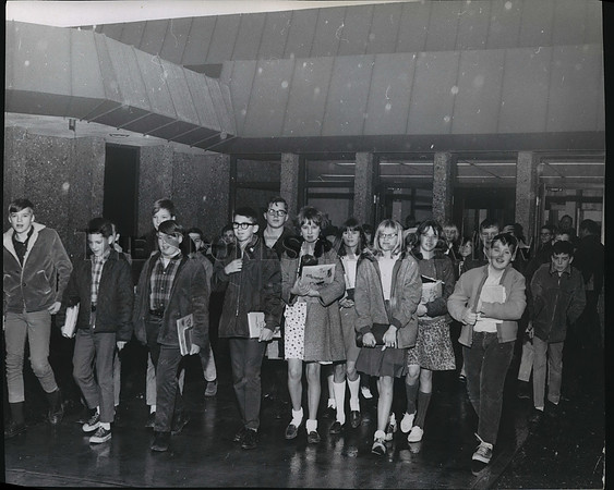 1967 Press Photo Students Walking the Halls of Greenarces Junior High School