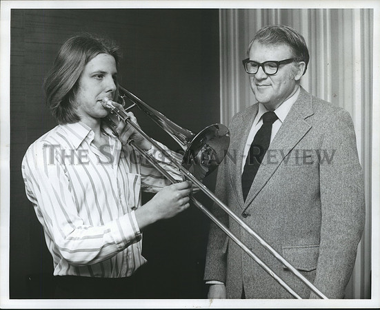 1977 Press Photo Ted Kidwell with David Goedecke of Conservatory of Music.