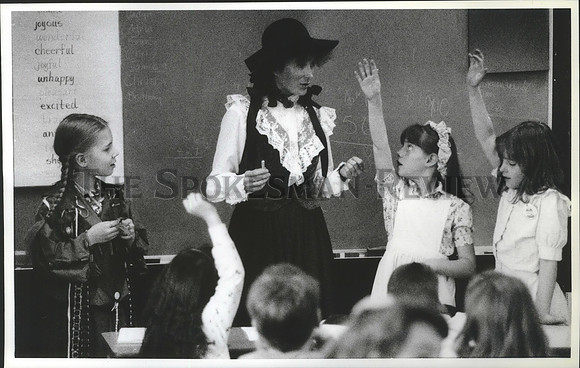 1990 Press Photo Gwen Pratt-Hayden Elementary teacher during a class discussion