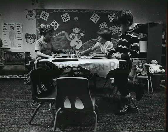 1985 Press Photo Children finger-painting in Coeur d'Alene Pre-School