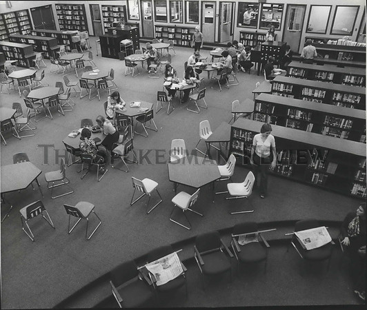 1975 Press Photo Students in University High School Learning Resource Center