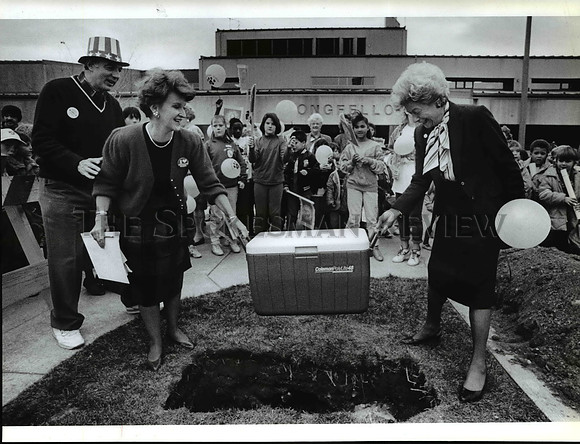 1989 Press Photo Principal Karin Short & Mayor Vicki McNeill buries time capsule