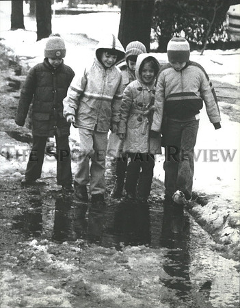 1979 Press Photo Children winter play scene-students enjoys Spokane wet streets