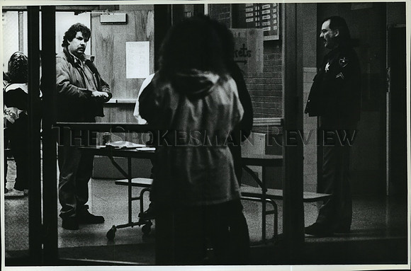 1994 Press Photo Spokane County Sheriff Deputy Mark Henderson Providing Security