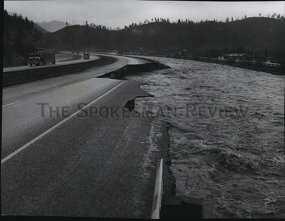 1974 Press Photo Interstate 90 inundated by flood water of Coeur d'Alene River