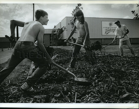 1991 Press Photo  Matt Wallace and others spread bark, Coeur d'Alene High School