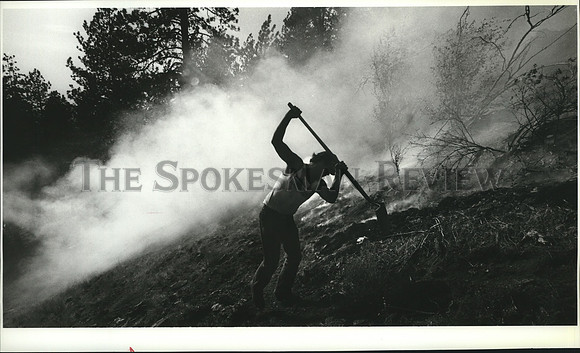 1988 Press Photo Randy Harwood builds a fire line near East Valley High School