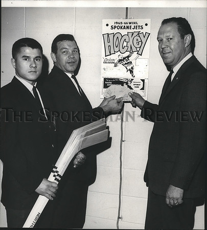 1965 Press Photo Jets hockey team's Kenny Cameron, Colin Kilburn with Joe Keath